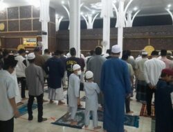 Warga Antusias Salat Tarawih Di Masjid Seribu Tiang Jambi: Nikmatnya Ramadan
