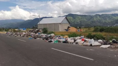 Tidak Diangkut Dinas Lingkungan Hidup , Sampah Menumpuk di Perbatasan Koto Dumo – Desa Baru Debai Kota Sungai penuh