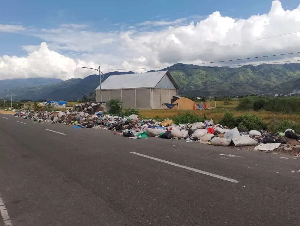 Tidak Diangkut Dinas Lingkungan Hidup , Sampah Menumpuk di Perbatasan Koto Dumo - Desa Baru Debai Kota Sungai penuh