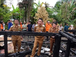 Bupati Muarojambi Berikan Bantuan Kepada Korban Kebakaran di Desa Bakung