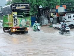 Jalanan Kota Jambi Terendam Banjir Pasca Diguyur Hujan