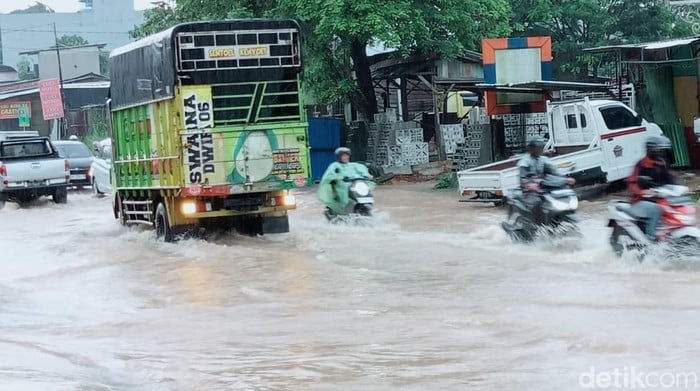 Jalanan Kota Jambi Terendam Banjir Pasca Di guyur Hujan