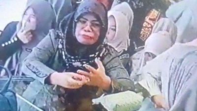 Dua Orang Emak - Emak Bagi Tugas Mencuri Emas di Sungai Penuh