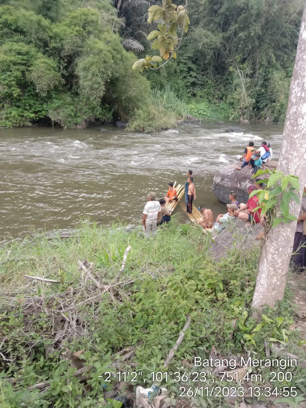 Seorang Warga Batang Merangin Loncat ke Sungai Karena Di Serang Tawon