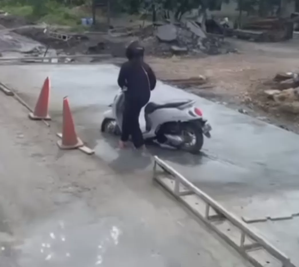 Seorang Pengendara Sepeda Motor Terjebak di Jalan yang Baru Dicor di Kabupaten Batanghari dan Viral di Medsos