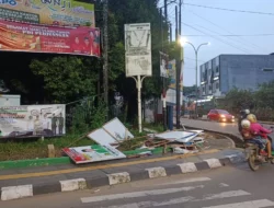 Tumpukan APK Caleg Berserakan di Trotoar Jalan Kota Jambi, Begini Penjelasan Bawaslu