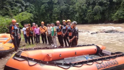 Saat Sedang Mencari Orang Hilang di Sungai Batang Merangin Seorang Anggota SAR Dilaporkan Hanyut