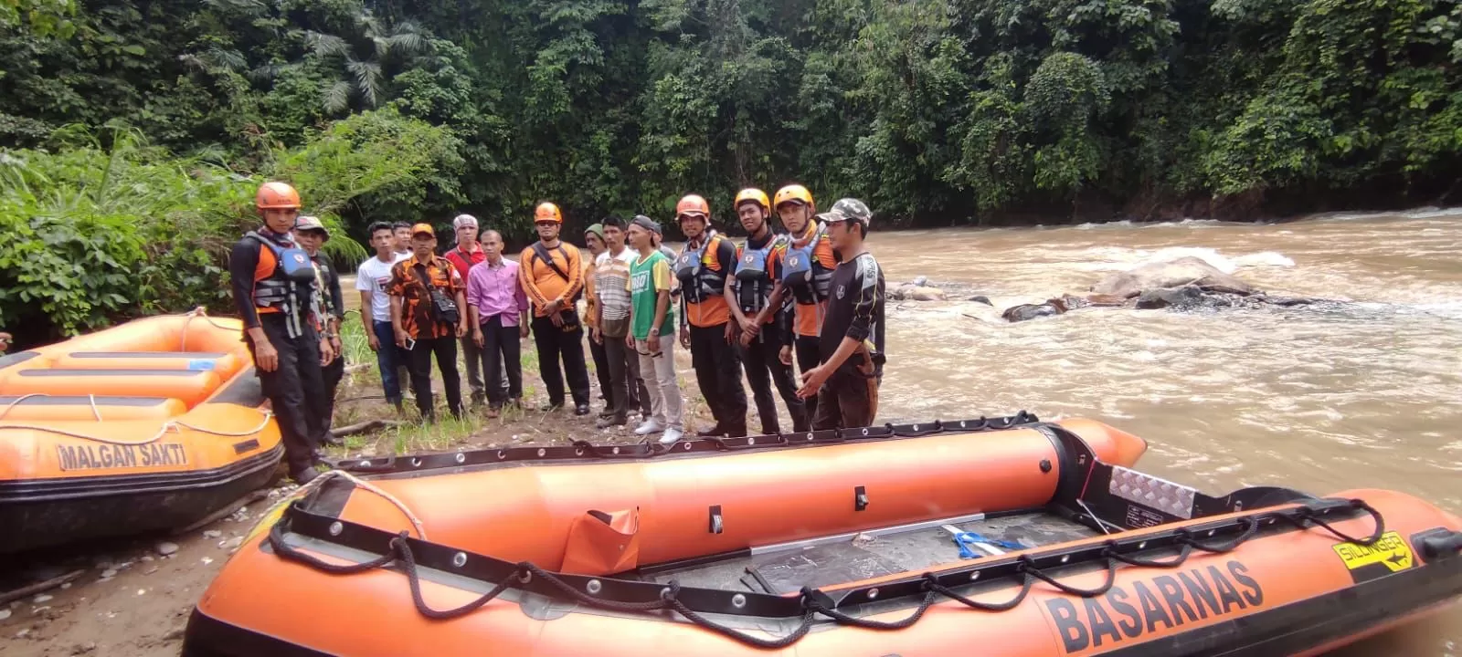 Saat Sedang Mencari Orang Hilang di Sungai Batang Merangin Seorang Anggota SAR Dilaporkan Hanyut