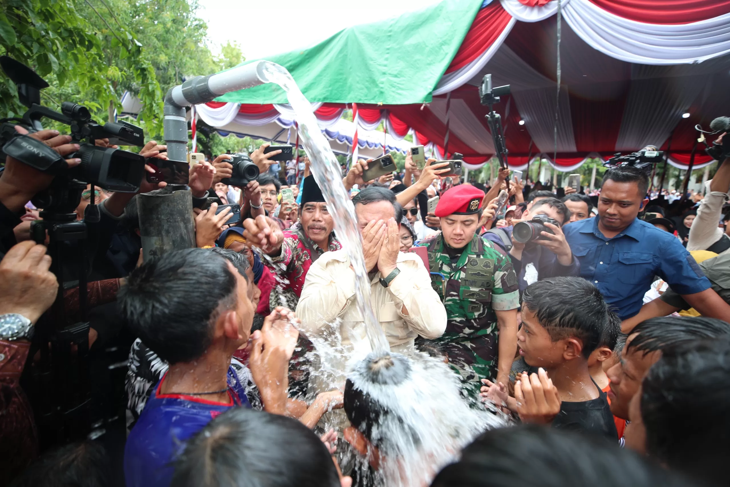 Wujudkan Sumber Air di Bangkalan, Prabowo Serahkan Bantuan Sumur Bor dan Pipanisasi