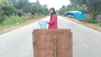 Miris !! Warga Jujuhan Bungo Minta Sumbangan di Jalan Karena Tidak Pernah Mendapatkan Bantuan Setiap Diterjang Banjir